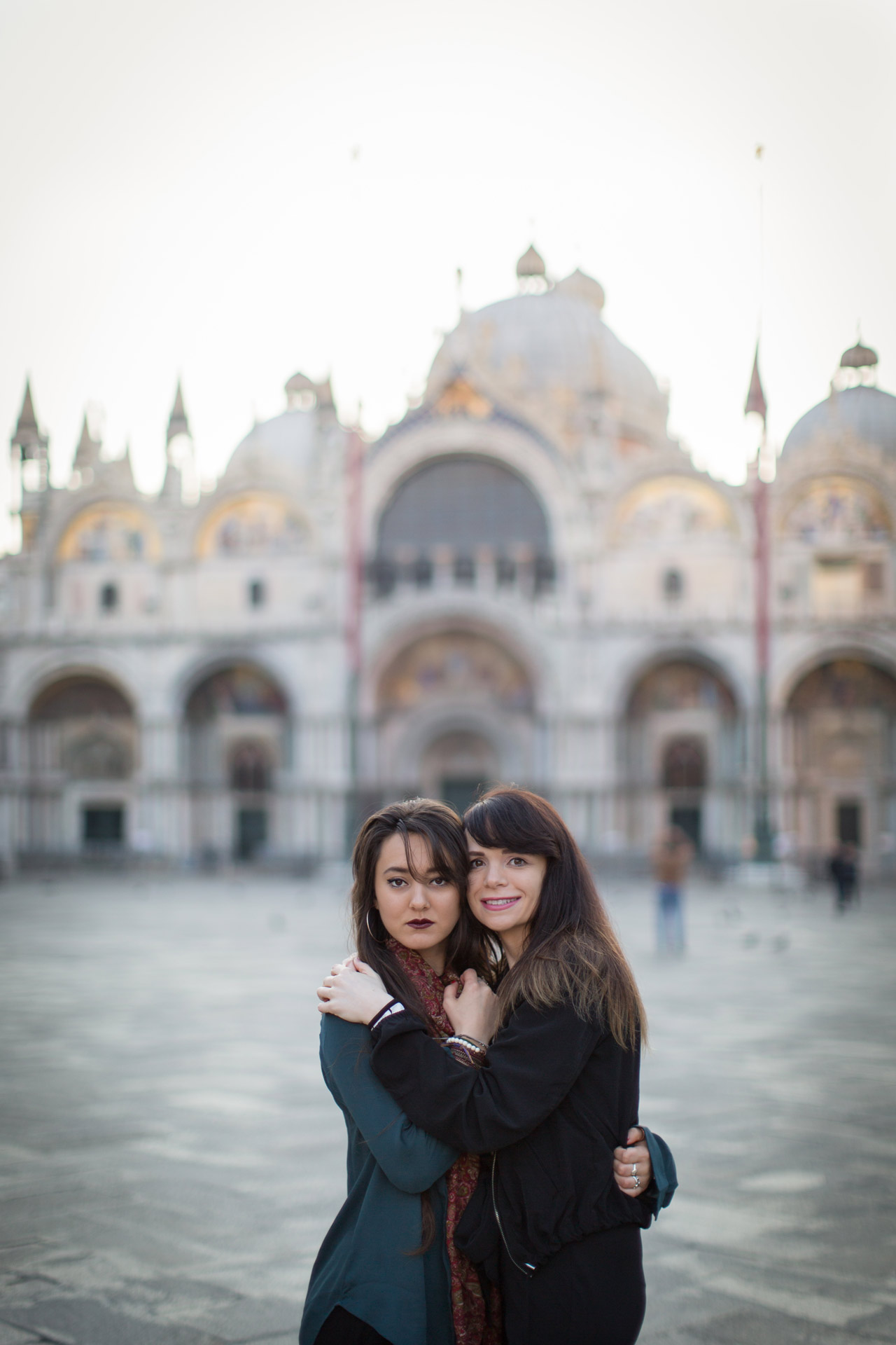 Venice-Ashley-Meagan-Piazza-San-Marco-hug