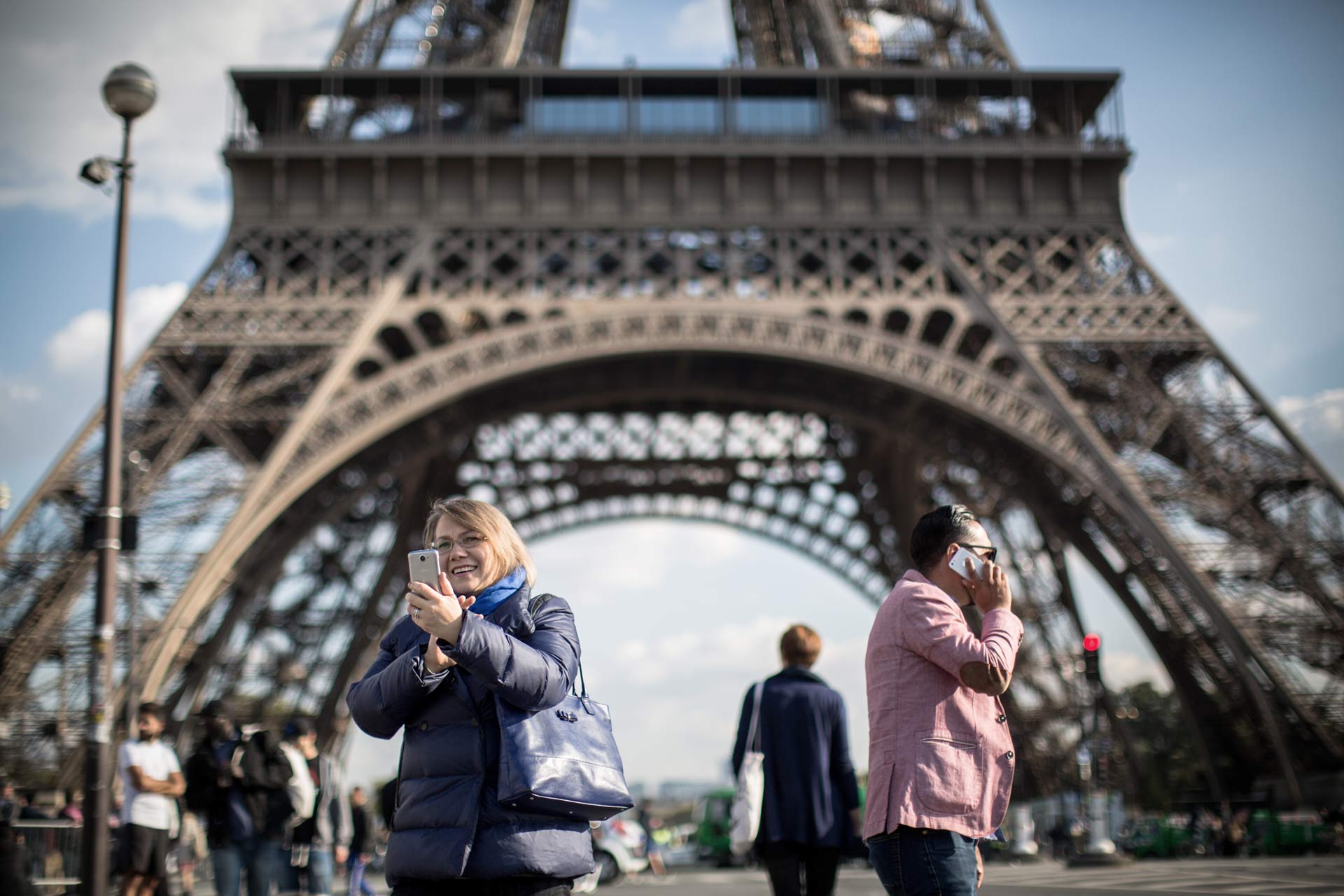 Paris-Tour-Eiffel-phones