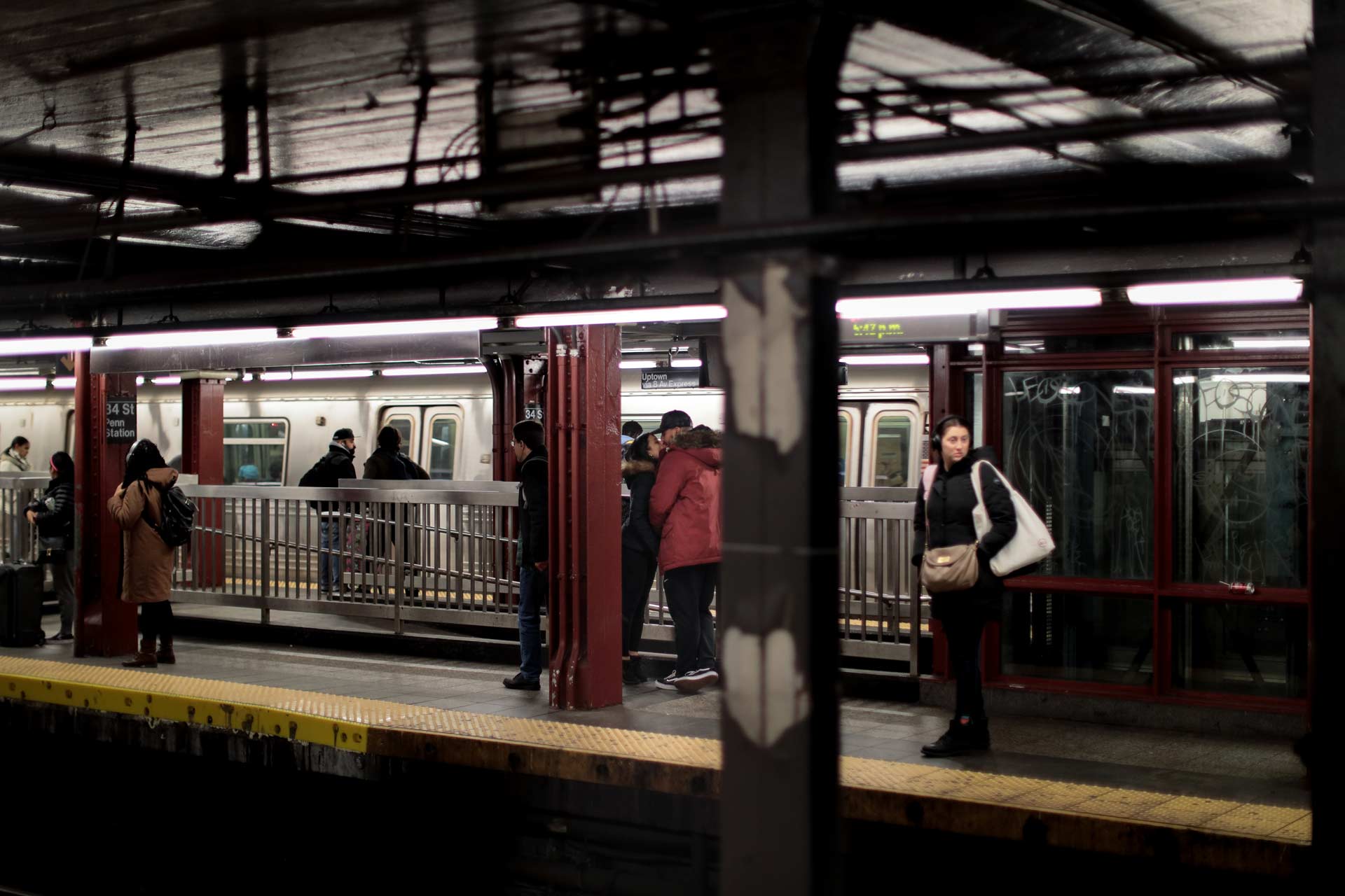 NYC-Manhattan-Subway-couple