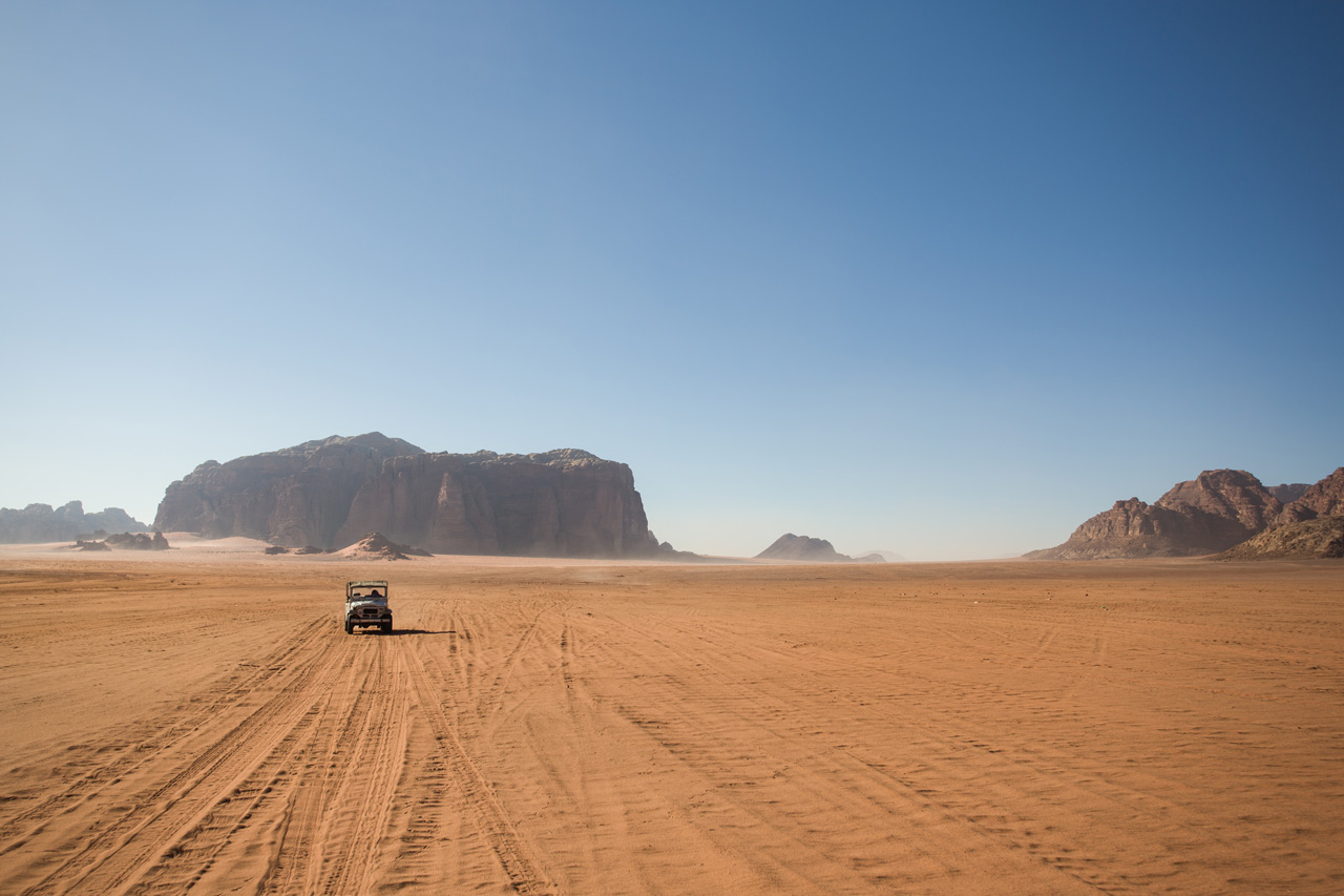 Wadi-Rum-Desert-Jordan-jeep