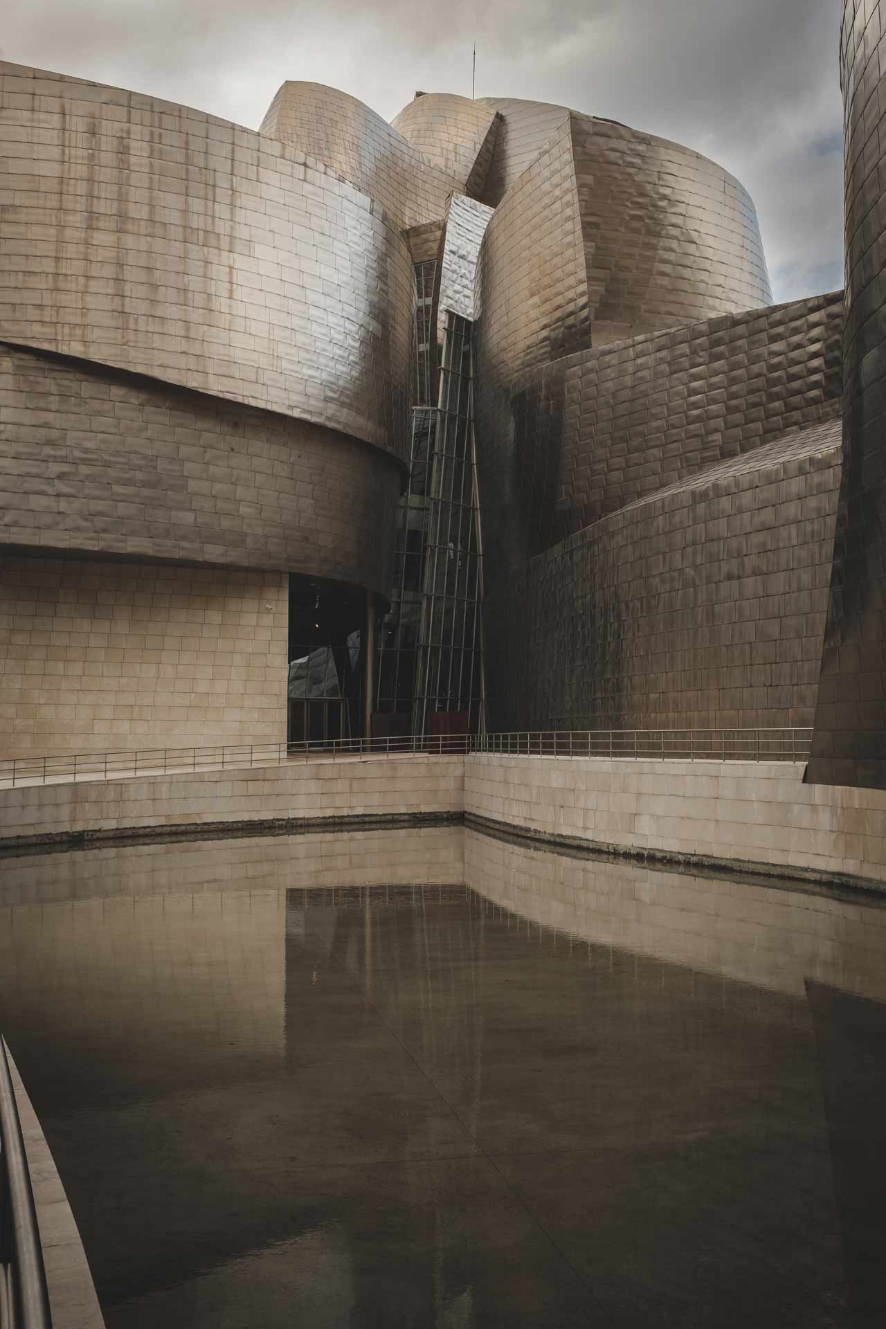 Guggenheim-Bilbao-Pais-Vasco-back