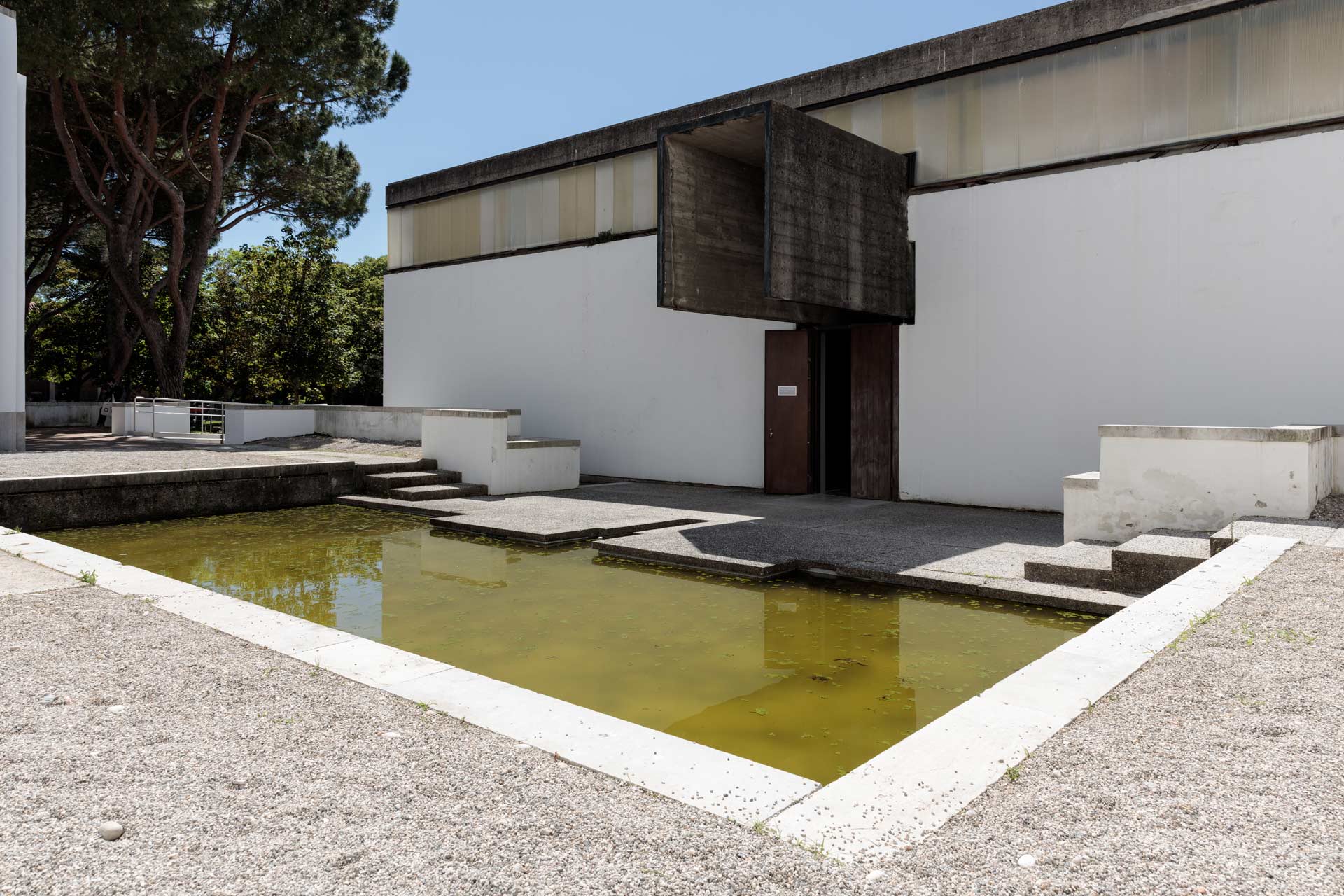 Venice-Biennale-Architecture-Brazil-Pavilion-back