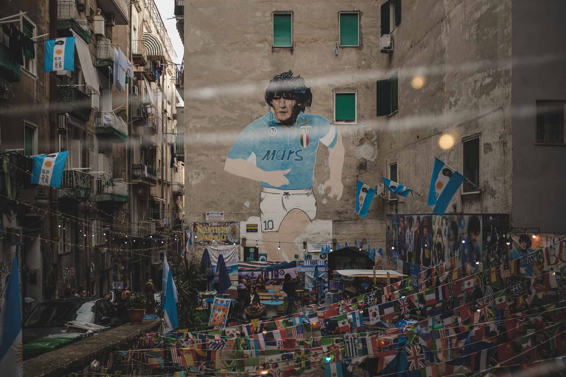 Napoli-Street-Art-Quartieri-Spagnoli-Maradona